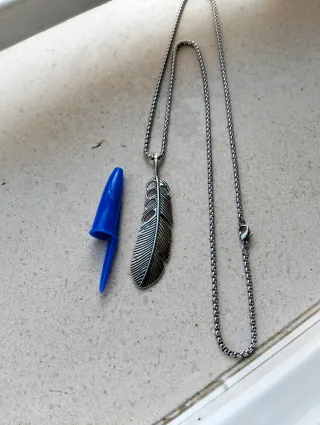 Cadena con colgante de pluma