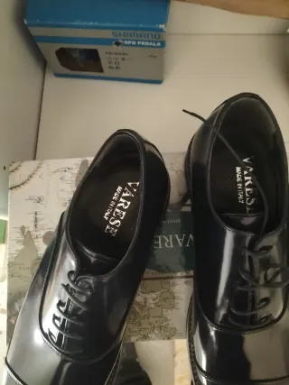 Scarpe eleganti uomo blu scuro.