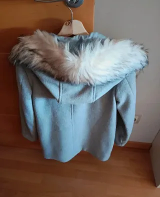 ABRIGO DE PAÑO CON CAPUCHA