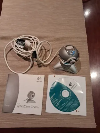 Logitech QuickCam Zoom Webcam + CD  y micrófono.