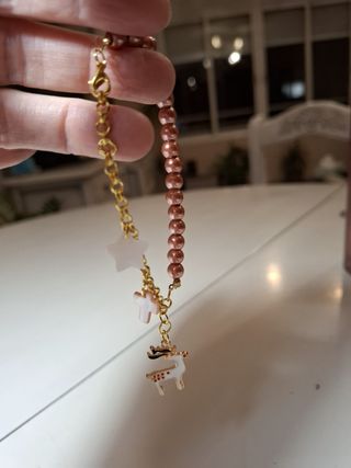 Pulsera Navidad Perlas Rosas y Dijes Dorados