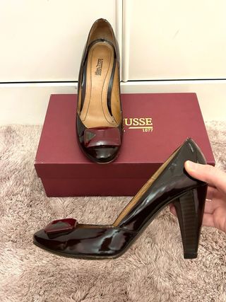 Tacones charol Lotusse granates