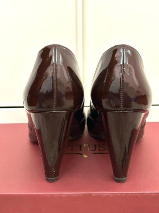 Tacones charol Lotusse granates