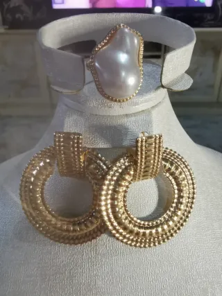 Conjunto de pendientes y anillo