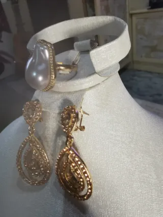 Conjunto de pendientes y anillo