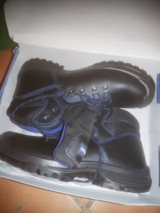 Botas de trabajo grises y amarillas