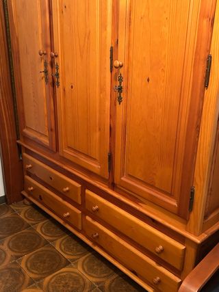 Armario de madera maciza
