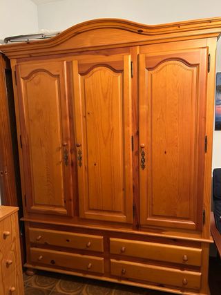 Armario de madera maciza