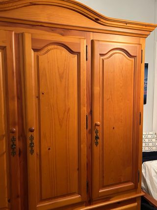 Armario de madera maciza