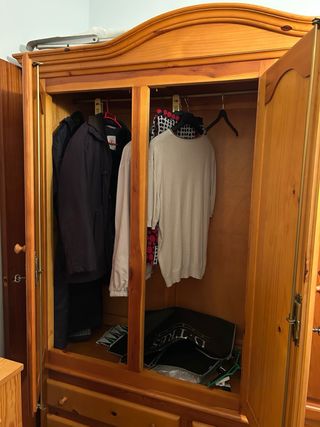 Armario de madera maciza