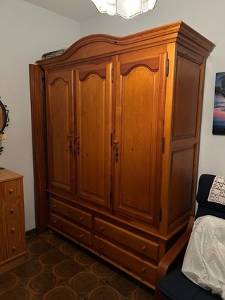 Armario de madera maciza