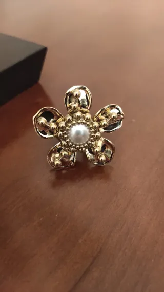 Anillo ajustable flor perla dorada