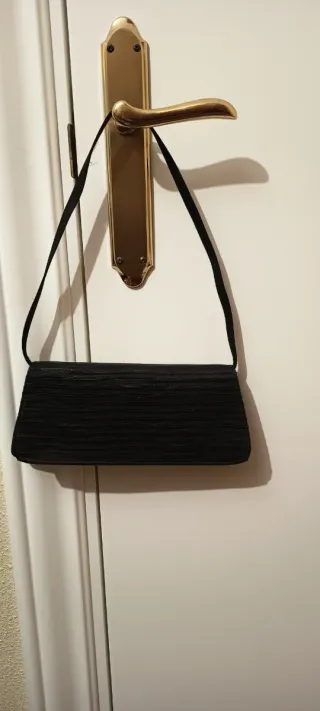 Elegante bolso de noche negro