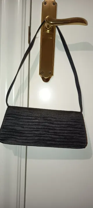 Elegante bolso de noche negro