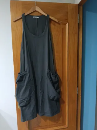 Vestido gris sin mangas ancho