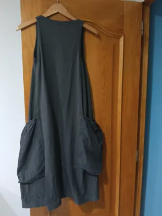 Vestido gris sin mangas ancho