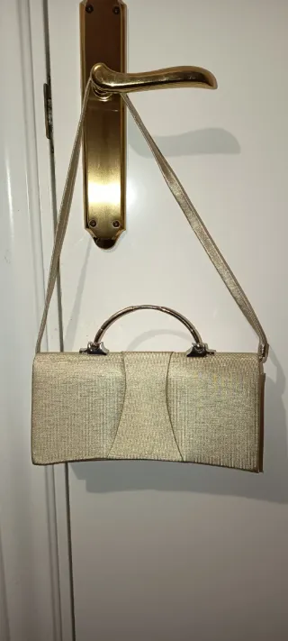 Bolso de mano elegante dorado