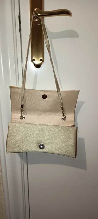 Bolso de mano elegante dorado