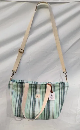 Bolso acolchado de tela a rayas verde