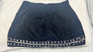 Falda negra bordada con pedrería