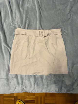 Falda beige con cinturón