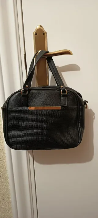 Bolso de mano negro,se puede colgar