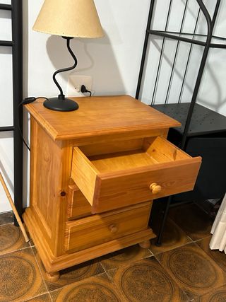 2 Mesitas de Noche Madera maciza en muy buen ￼￼￼￼