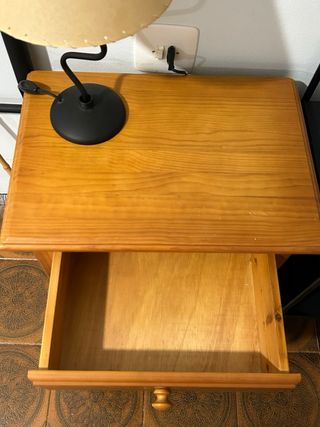 2 Mesitas de Noche Madera maciza en muy buen ￼￼￼￼