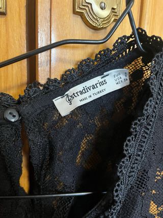Top encaje Stradivarius negro talla S