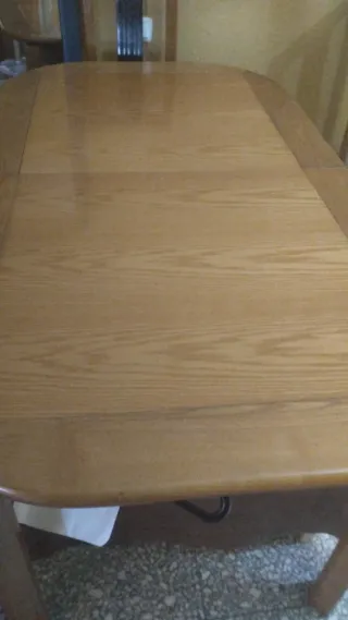 Mesa de comedor de madera