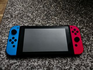 Nintendo Switch + Super Mario Bros Deluxe