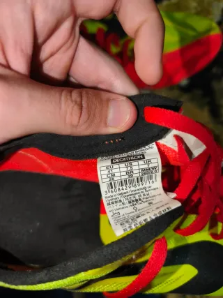 Zapatillas Atletismo Clavos Rojas y Amarillas