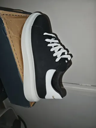 Zapatillas sin estrenar .