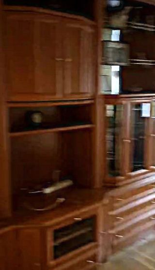 Mueble de salón madera y cristal.