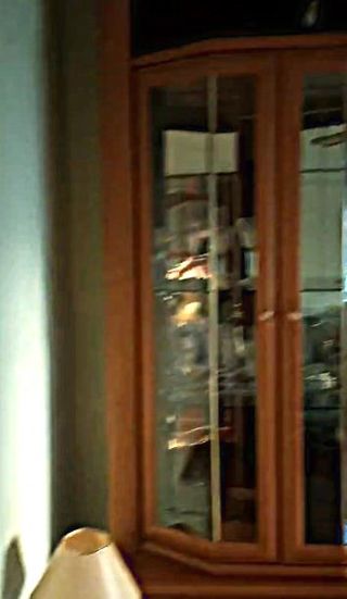 Mueble de salón madera y cristal.