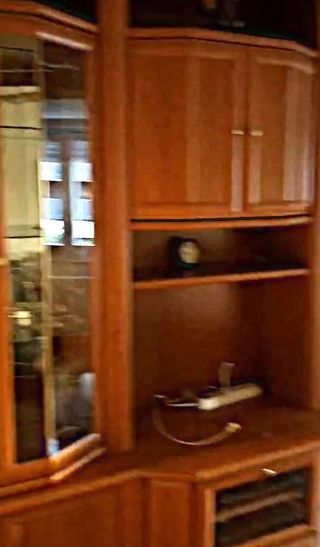 Mueble de salón madera y cristal.