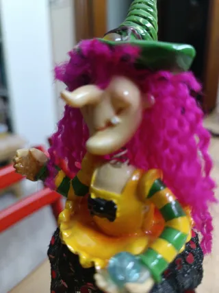 Bruja porcelana y metal decorativa