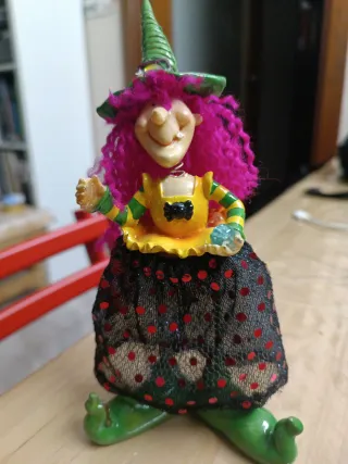 Bruja porcelana y metal decorativa