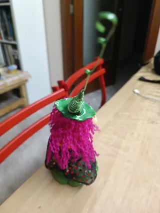 Bruja porcelana y metal decorativa