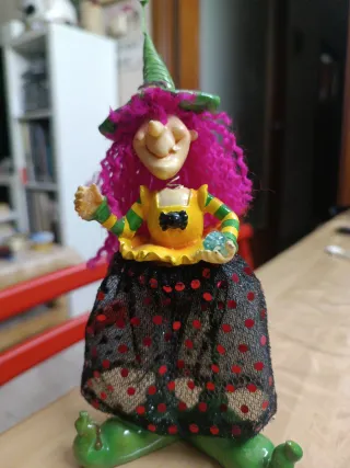 Bruja porcelana y metal decorativa