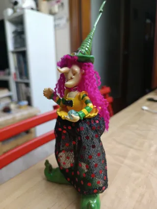 Bruja porcelana y metal decorativa