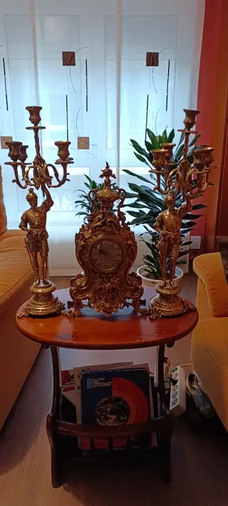 Reloj y candelabros bronce