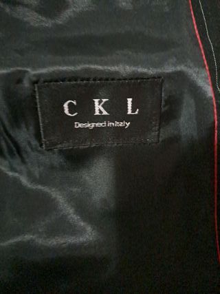 Traje de rayas para niño