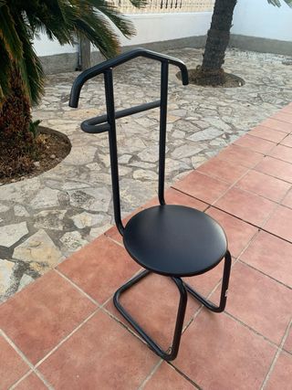 Silla galán de noche. Perchero.