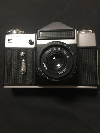 Cámara Zenit Revueflex E con objetivo Industar 50