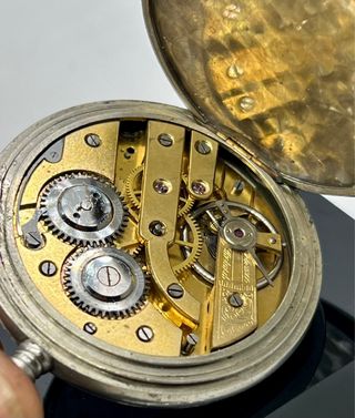 Reloj de bolsillo vintage suizo