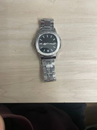 Reloj de pulsera plateado y negro