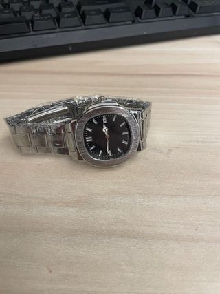 Reloj de pulsera plateado y negro