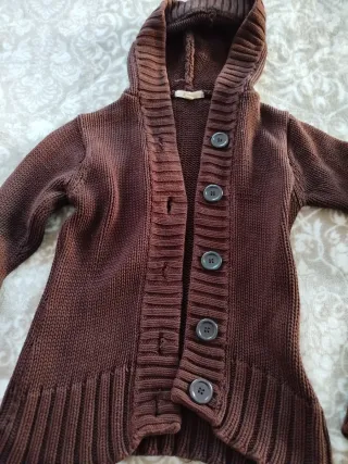 Chaqueta de lana marrón con capucha