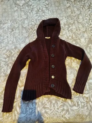 Chaqueta de lana marrón con capucha